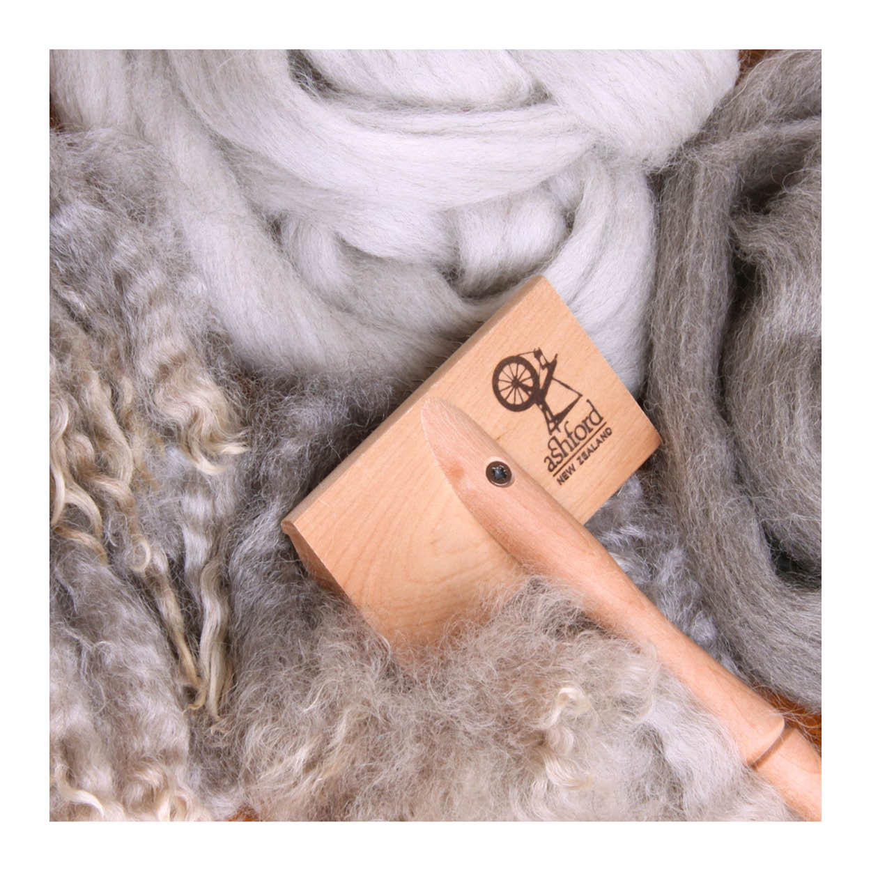 The-Good-Yarn-Ashford-Carding-Flick-Carder-2-1.jpg