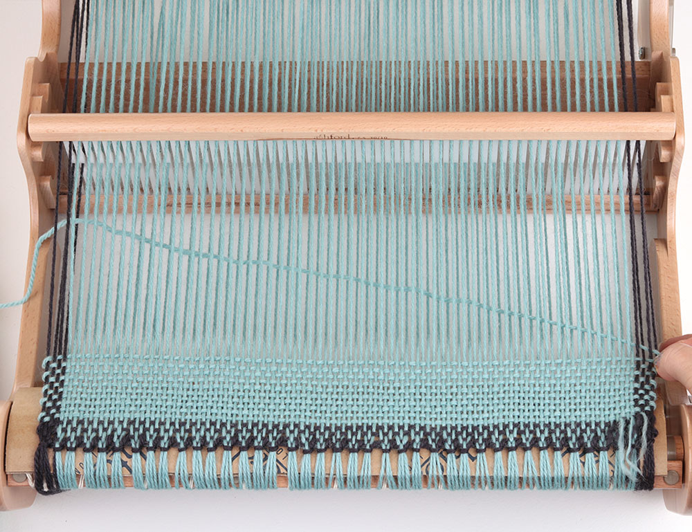 The Good Yarn Weave a blanket with a weaving loom