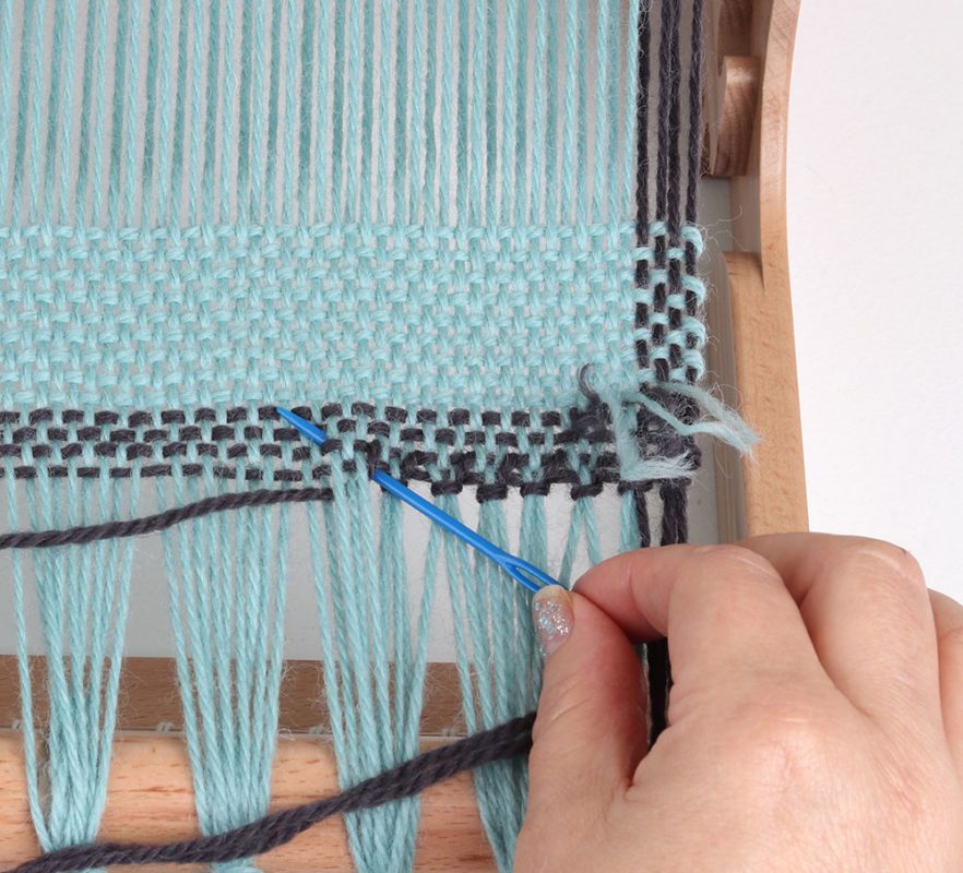 The Good Yarn weave a blanket on a 40cm rigid heddle loom
